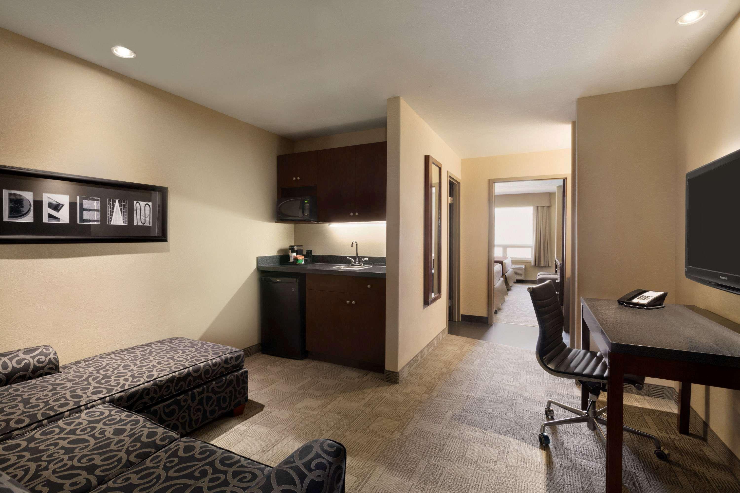 Days Inn By Wyndham Regina Airport West Zewnętrze zdjęcie