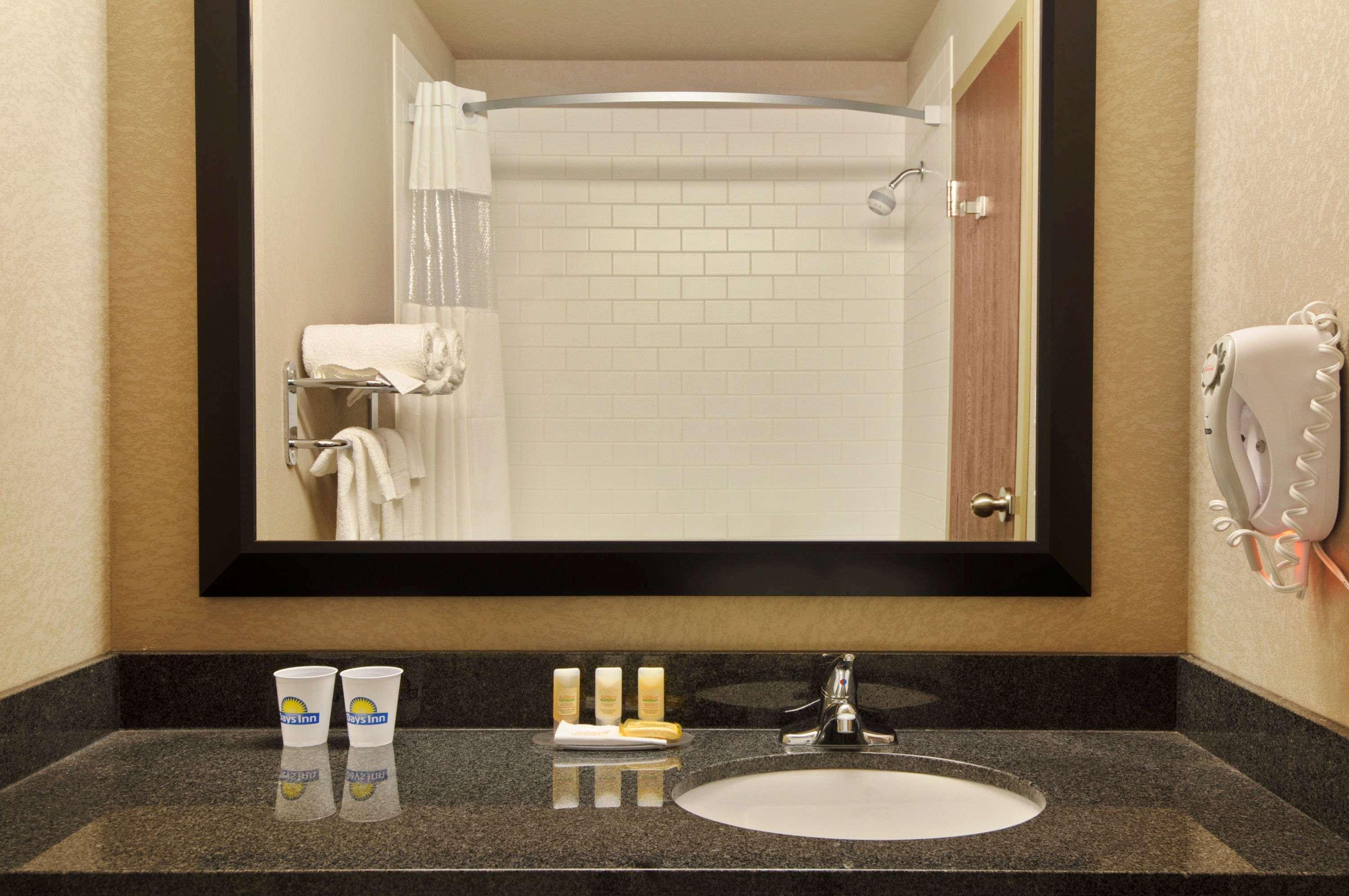Days Inn By Wyndham Regina Airport West Zewnętrze zdjęcie